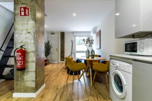 a kitchen and dining room with a fire extinguisher at Stylish Dúplex - 1 Bd 1Bth- Plaza Castilla in Madrid