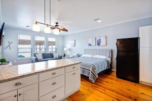 Un dormitorio con una cama y una cocina con encimera. en 043 Fish Camp 15, en Dauphin Island