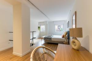 een slaapkamer met een bed en een tafel in een kamer bij Stylish Dúplex - 1 Bd 1Bth- Plaza Castilla in Madrid