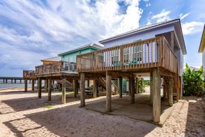 una casa en postes de madera en la playa en 043 Fish Camp 15, en Dauphin Island