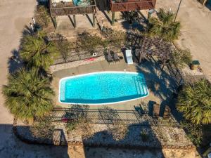 Una vista aérea de una piscina con palmeras. en 043 Fish Camp 15, en Dauphin Island