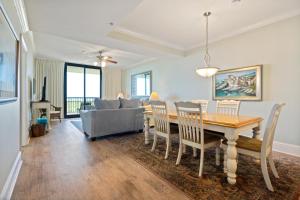 Un comedor y una sala de estar con mesa y sillas. en 204 Holiday Isle, en Dauphin Island