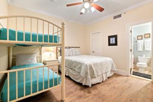 1 dormitorio con 2 literas y baño en 204 Holiday Isle, en Dauphin Island 13 fotos más