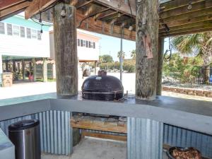 einem Grill auf einer Theke in der Unterkunft 070 Fish Camp 29 - Living the Dream in Dauphin Island