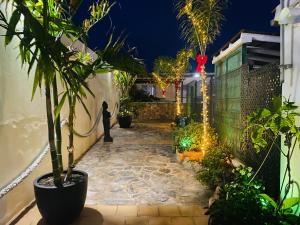 A garden outside Villa Residencial El Guaidil