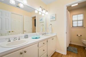 baño con 2 lavabos y espejo grande en 026 Perfect Peace en Dauphin Island