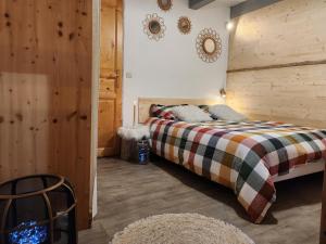 1 dormitorio con 1 cama y paredes de madera en Chalet d'Heïdi, en Bourg-Saint-Maurice