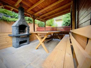 d'une terrasse avec une cheminée extérieure et une table de pique-nique. dans l'établissement Orzechowy Zakątek, à Zbiczno