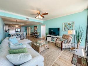 ein Wohnzimmer mit Sofa und Fernseher in der Unterkunft 604 Holiday Isle Beach Life in Dauphin Island