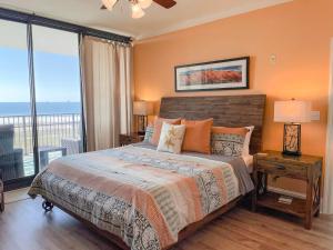 ein Schlafzimmer mit einem Bett und Meerblick in der Unterkunft 604 Holiday Isle Beach Life in Dauphin Island + 16 Fotos