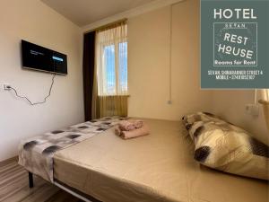 ein Bett in einem Schlafzimmer mit einem TV an der Wand in der Unterkunft Sevan Rest House in Sewan