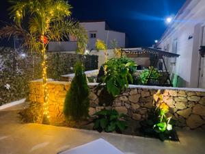 A garden outside Villa Residencial El Guaidil