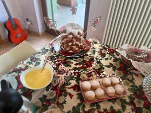 una mesa con un plato de comida y un tazón de mostaza en VALLELY la collina sul mare B&B d'Abruzzo, en Francavilla al Mare
