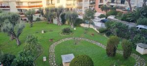 Zahrada ubytování Le Sun-Beach - Spacieux 3 pièces avec parking à 400 m des plages de Juan-les-Pins