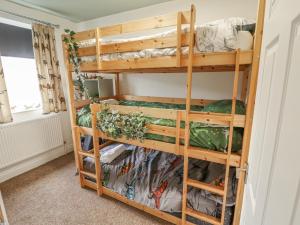 a bedroom with two bunk beds in a room at Castle Cottage in Lincoln