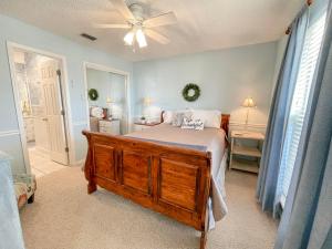 ドーフィン・アイランドにある051 Topsailのベッドと天井扇風機のある寝室