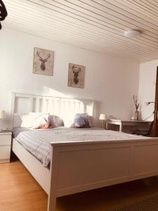 1 dormitorio con 1 cama blanca grande y 2 almohadas en Apartment Rosi SECONDO, en Reisbach