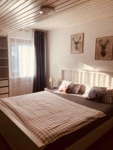 Un dormitorio con una cama grande y una ventana en Apartment Rosi SECONDO, en Reisbach