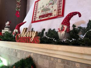 dos figuras de Santa Claus en una cornisa con árboles de Navidad en VALLELY la collina sul mare B&B d'Abruzzo, en Francavilla al Mare