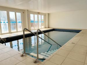 A piscina localizada em Pousada Vila do Coral ou nos arredores