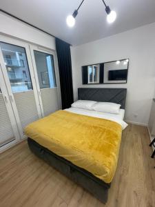 sypialnia z łóżkiem z żółtym kocem w obiekcie Golden Queen Aparthotel PARKING w Kielcach