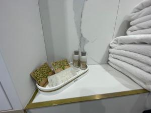 półka w łazience z ręcznikami w obiekcie Golden Queen Aparthotel PARKING w Kielcach