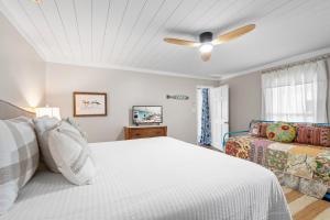 1 dormitorio con 1 cama y ventilador de techo en 017 The Sand House, en Dauphin Island