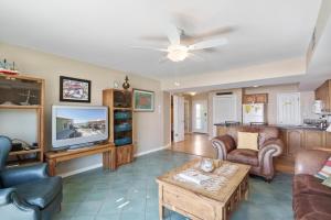 ein Wohnzimmer mit Sofa und Fernseher in der Unterkunft 037 Sandcastle 6D in Dauphin Island