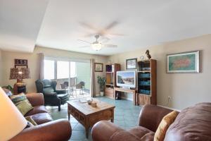 ein Wohnzimmer mit Sofa und Fernseher in der Unterkunft 037 Sandcastle 6D in Dauphin Island