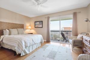 ein Schlafzimmer mit Bett und Balkon in der Unterkunft 037 Sandcastle 6D in Dauphin Island + 13 Fotos
