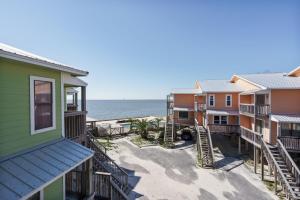 eine Reihe von Häusern am Strand mit dem Meer in der Unterkunft 037 Sandcastle 6D in Dauphin Island