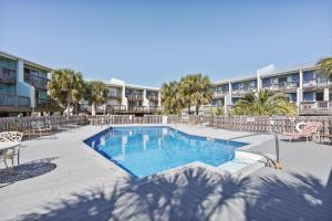 einem Pool vor einem großen Apartmenthaus in der Unterkunft 037 Sandcastle 6D in Dauphin Island