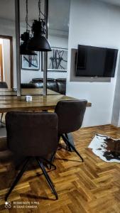 Televisyen dan/atau pusat hiburan di Budva apartman Haustor