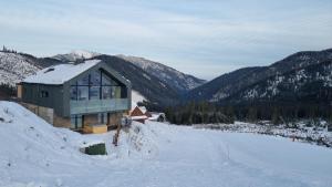 una casa en la cima de una montaña cubierta de nieve en Lucky Chalet Jasná en Demanovska Dolina