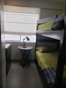 um quarto com uma cama e uma mesa com um candeeiro em Playa el Silencio lindo apartamento! no mascotas deposito para reservar em Bombiso