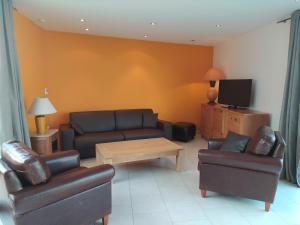 TV a/nebo společenská místnost v ubytování Gites "Bord de Mer" PMR ou "Arromanches" 2 chambres en FRONT DE MER à Asnelles , 3km d'Arromanches, 10km de Bayeux