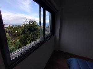 Habitación con ventana grande con vistas. en MIRADOR DEL CENTRO BARILOCHE en San Carlos de Bariloche