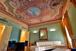 a living room with a couch and a painting on the ceiling at Hotel Rua Frati 48 in San Francesco in Modena