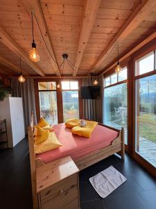 ein Schlafzimmer mit einem großen Bett mit gelben Kissen in der Unterkunft Residence Zirmer in Kastelruth