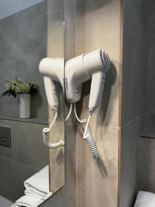 secador de pelo en la pared del baño en Dream 1, en Bucarest