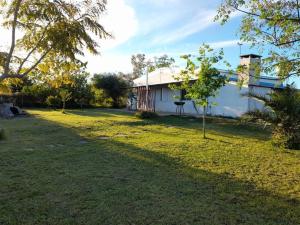 ein Haus mit einem Hof davor in der Unterkunft Casa Quinta Gualeguaychu in Gualeguaychú