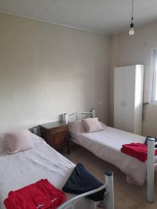 グアレグアイチュにあるCasa Quinta Gualeguaychuのベッドルーム1室(ベッド2台、ドレッサー付)