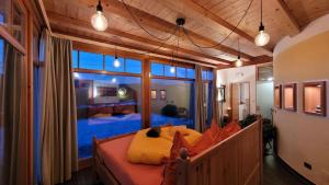 ein Schlafzimmer mit einem Bett und einem großen Fenster in der Unterkunft Residence Zirmer in Kastelruth