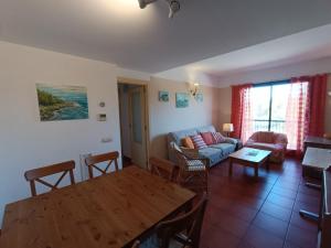 a living room with a table and a couch at Bonito Dúplex Msj 83 in Calafat