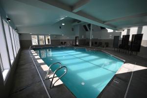 a large swimming pool in a building at Edgewater Inn and Suites in Coos Bay