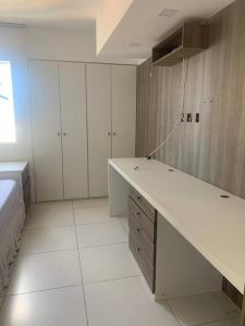 uma cozinha com um balcão branco num quarto em Apartamento 3 quartos equipado em Maceió