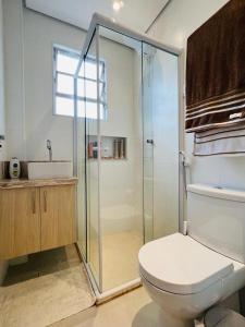 een badkamer met een douche, een toilet en een wastafel bij Lindo Apto Mobiliado próximo a praia em Santos in Santos