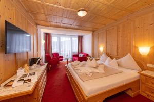Televízia a/alebo spoločenská miestnosť v ubytovaní Hotel Latini