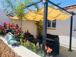 A garden outside Villa Residencial El Guaidil