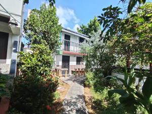 a view of a house from the garden at Hospedaje Turistico Angula Place in San Andrés